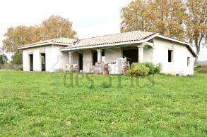 Villa de plain-pied sur terrain + 2200m2

