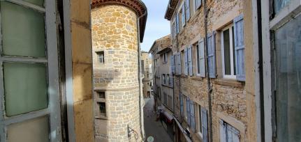 DANS IMMEUBLE XVIII�me CENTRE HISTORIQUE DES VANS, TOUT UN ETAGE A RENOVER AVEC CES CARREAUX DE CIME