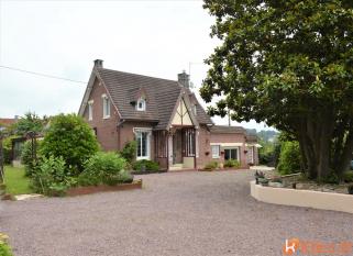 Maison avec garage double �difi�e sur 1500m� de terrain avec studio ind�pendant 
