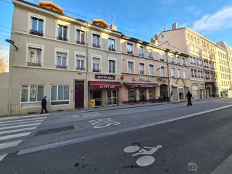 LOCAL COMMERCIAL + COUR PRIVATIVE - VILLEURBANNE
