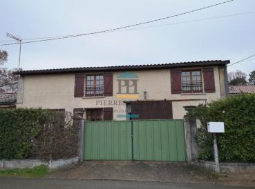 Ensemble immobilier � proximit� de l'autoroute 
