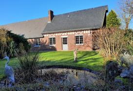 Long�re de charme d'environ 120 m2 sur 3800 m2 de terrain avec d�pendances et piscine, � 4 kms 